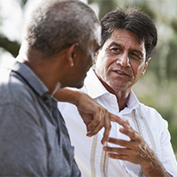 Vista de perto de dois Le&otilde;es tendo uma conversa.