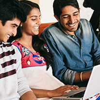 Tr&ecirc;s Le&otilde;es se reuniram alegremente em torno de um laptop.