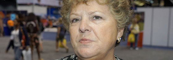 Helen LeBlanc falando durante a conven&ccedil;&atilde;o