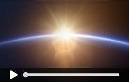 O sol desponta no horizonte iluminando a terra.