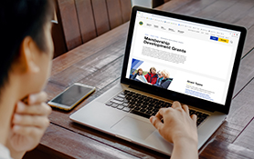 Um laptop aberto na página de Subsídios para o Desenvolvimento do Quadro Associativo.