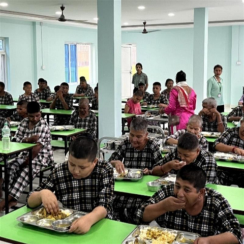Imagen de personas comiendo en un comedor.